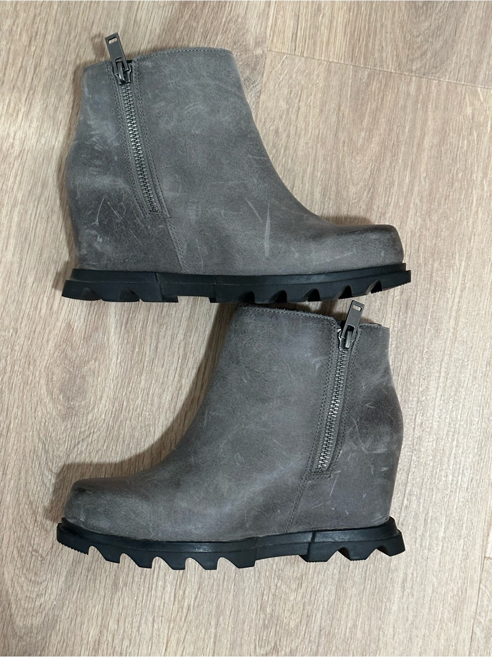 Sorel Gray Leather Ankle Boots with Wedge Heals, Zipper and Black Lug Sole - Picture 5 of 7